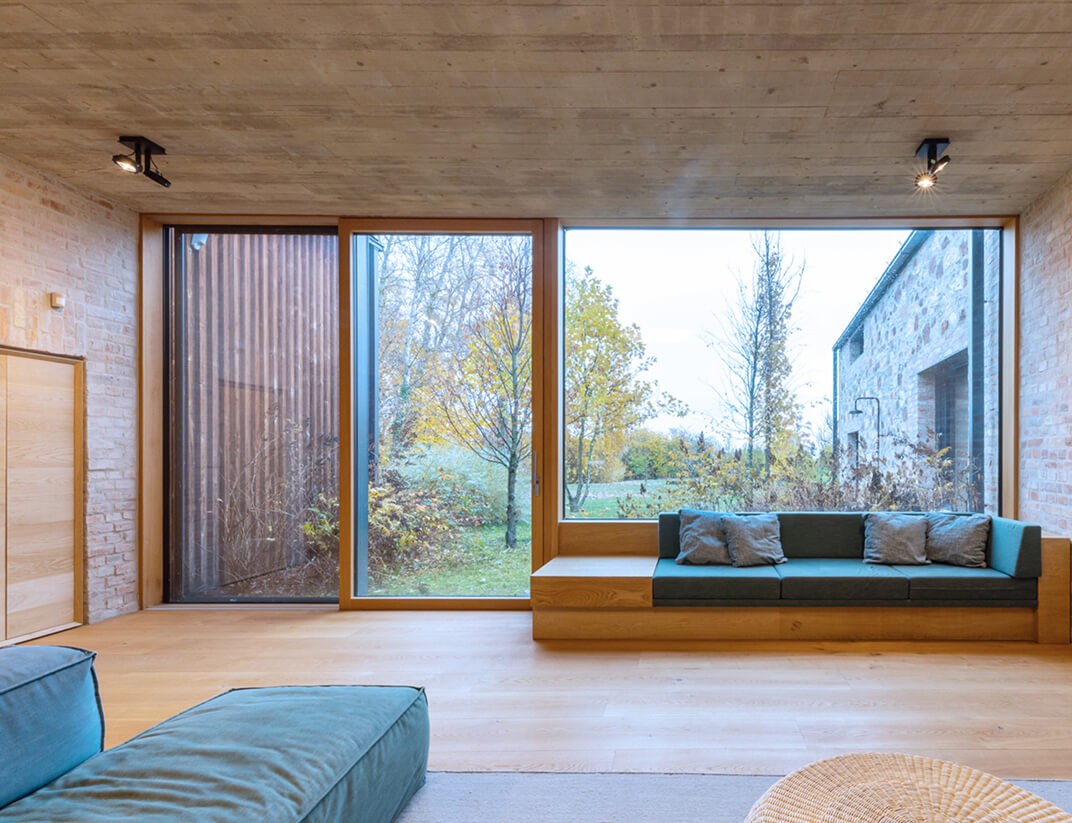 Aluminium outside, precious wood inside - a design that creates harmony